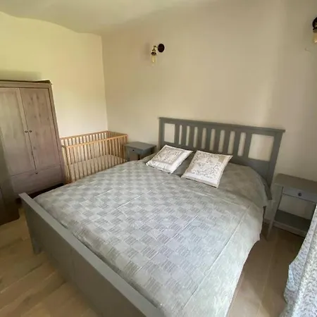 Biely Domcek So Zahradou V Malej Obci Devicie别墅 外观 照片