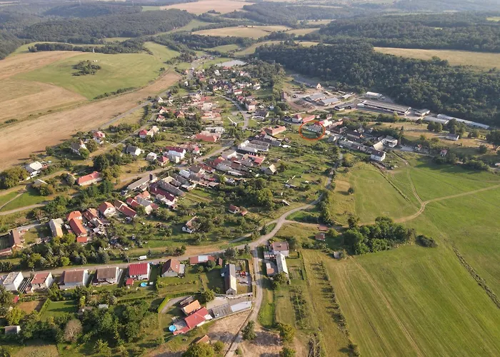 Biely Domcek So Zahradou V Malej Obci Devicie