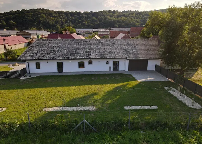 Biely Domcek So Zahradou V Malej Obci Devicie