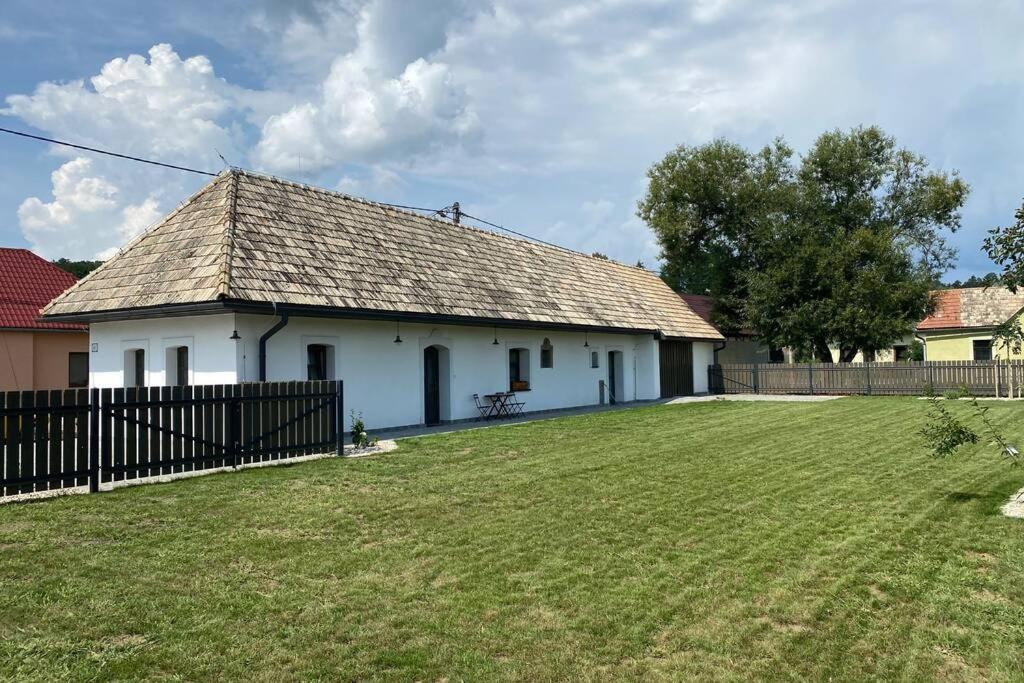 Biely Domcek So Zahradou V Malej Obci Holiday home