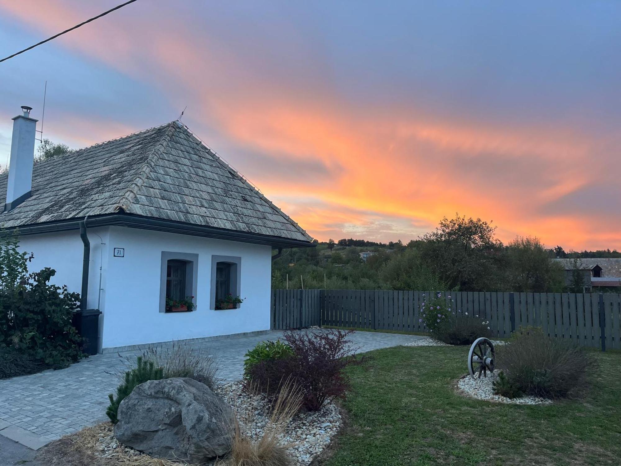 Biely Domcek So Zahradou V Malej Obci Holiday home Devicie