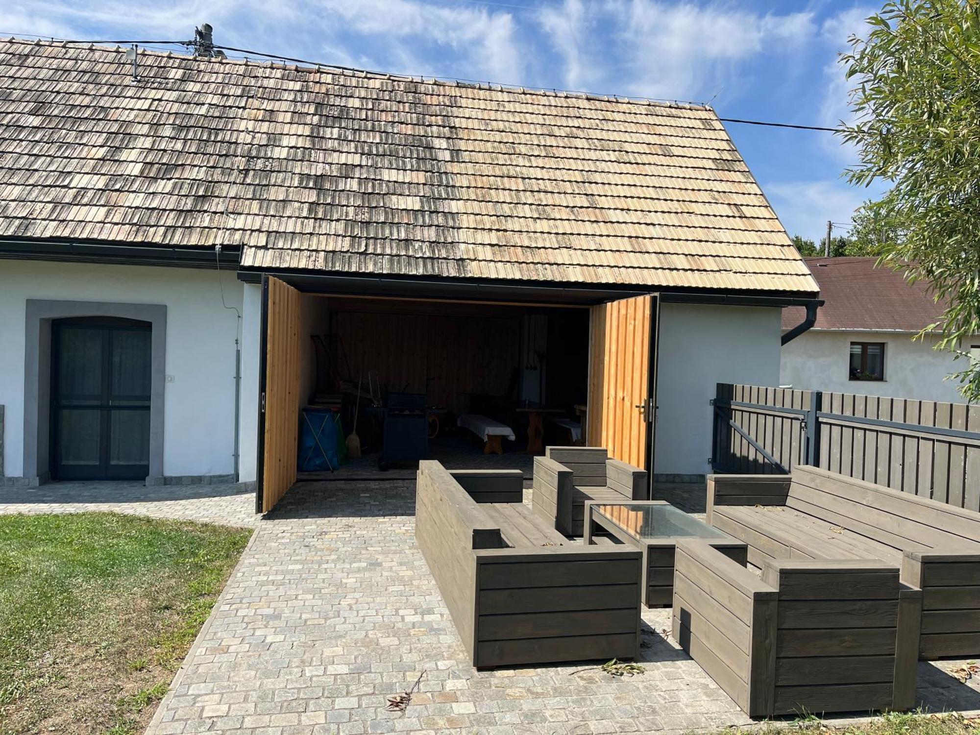 Biely Domcek So Zahradou V Malej Obci Holiday home